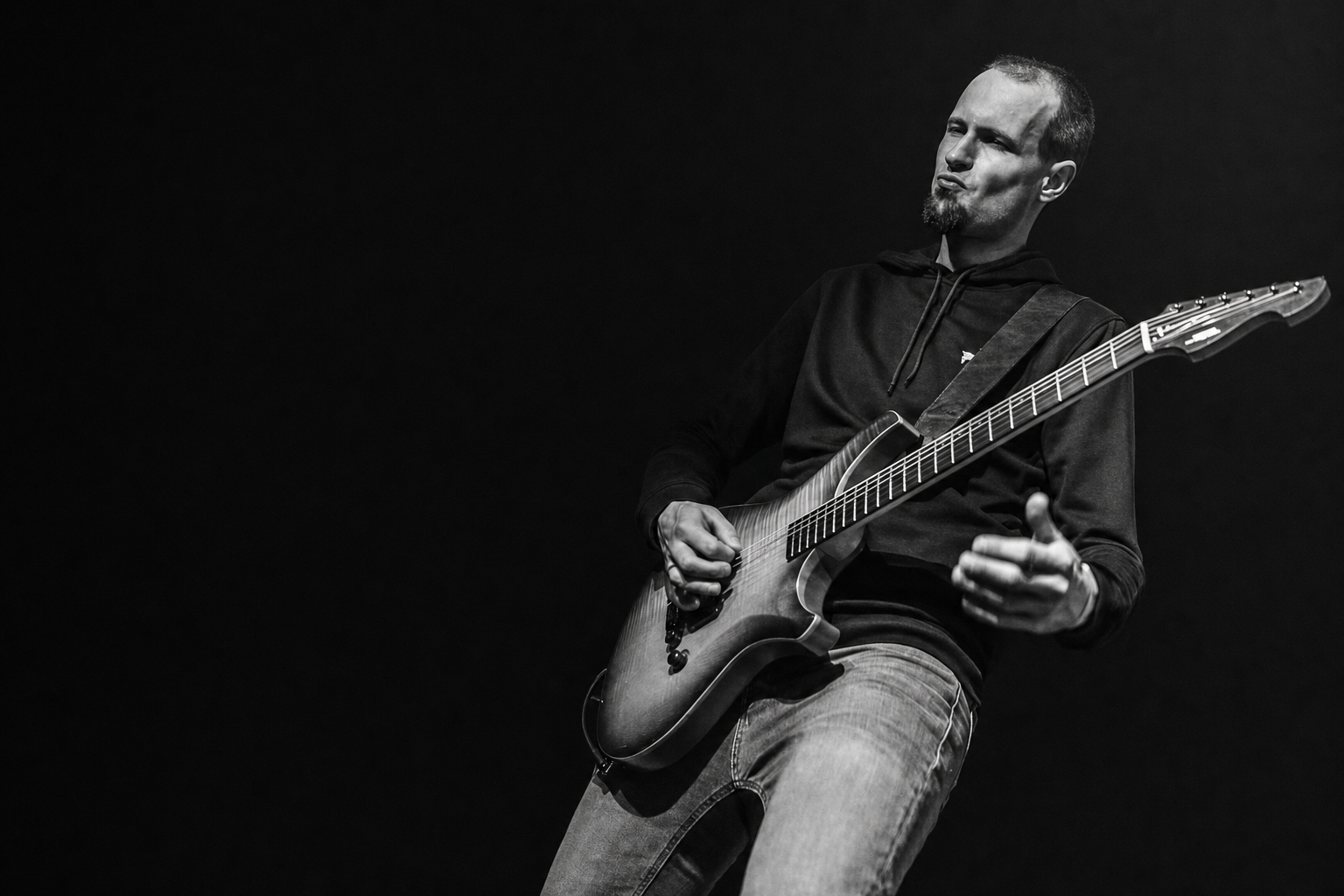 Markus mit einer E-Gitarre auf der Bühne